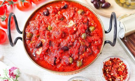 La salsa puttanesca es una salsa deliciosa y versátil que es perfecta para cualquier ocasión. La salsa puttanesca es una salsa deliciosa y versátil que es perfecta para cualquier ocasión.