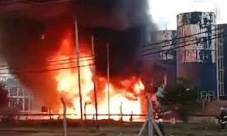 Un operario falleció y otro resultó herido de gravedad, como consecuencia de un incendió que se originó hoy dentro del Parque Industrial de Pilar, en Buenos Aires. Un operario falleció y otro resultó herido de gravedad, como consecuencia de un incendió que se originó hoy dentro del Parque Industrial de Pilar, en Buenos Aires.