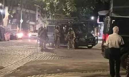 Tensión en Villa Urquiza: redujeron con una pistola Taser a hombre que se atrincheró en su casa tras amenazar vecinos Tensión en Villa Urquiza: redujeron con una pistola Taser a hombre que se atrincheró en su casa tras amenazar vecinos