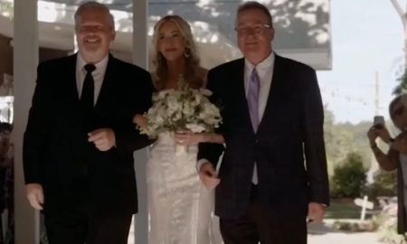 Pura emoción: el padre de una novia invitó al padrastro para que ambos la lleven al altar