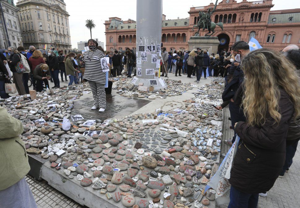 La iniciativa de la manifestación fue que cada persona llevara una piedra, en nombre de cada uno de los más de 107.500 muertos por coronavirus hasta el momento, y colocarla frente a la fachada de la Casa de Gobierno o de la residencia de Olivos con el nombre de la persona fallecida o una frase alusiva a la situación del coronavirus. Foto: NA