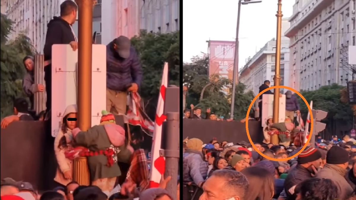 Ataron a sus hijos a un poste de luz durante el show de la Mona Jiménez en el Obelisco
