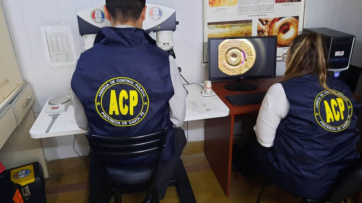 Además del efectivo policial, hay otra persona implicada en el hecho.