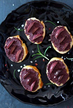 Canapés de aceituna, queso y uva.