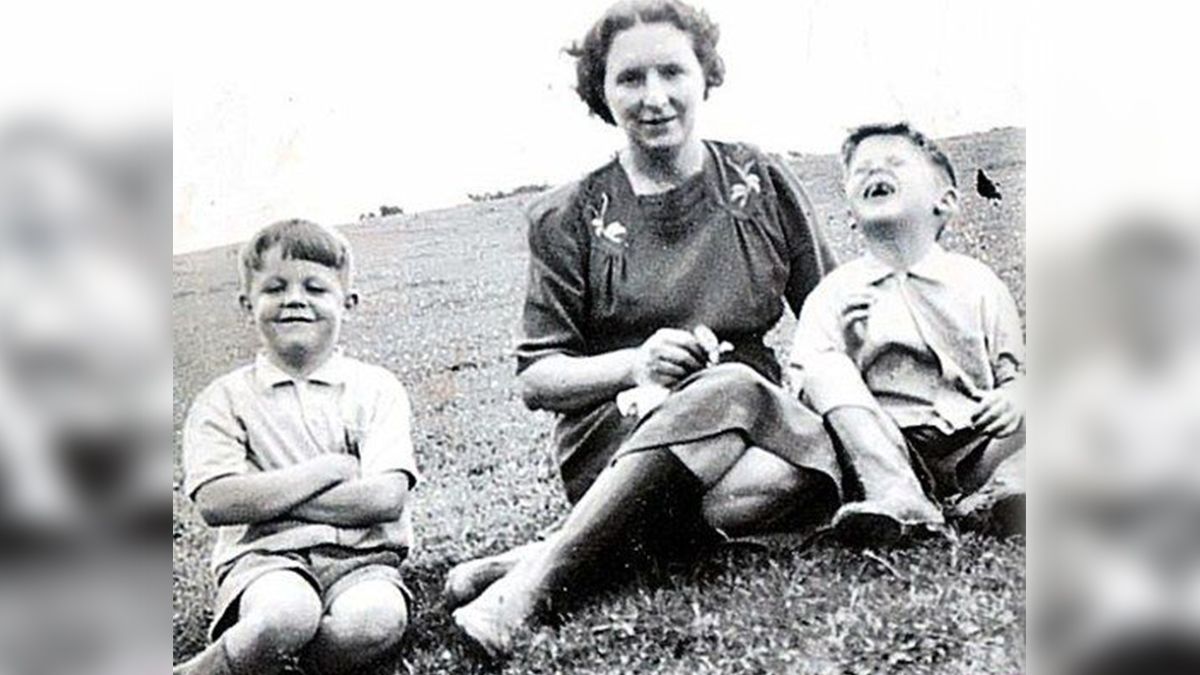 Mary era enfermera y falleció víctima de un cáncer de mama cuando Paul tenía 14 años. En la foto: Mary junto a sus dos hijos, Paul y Mike