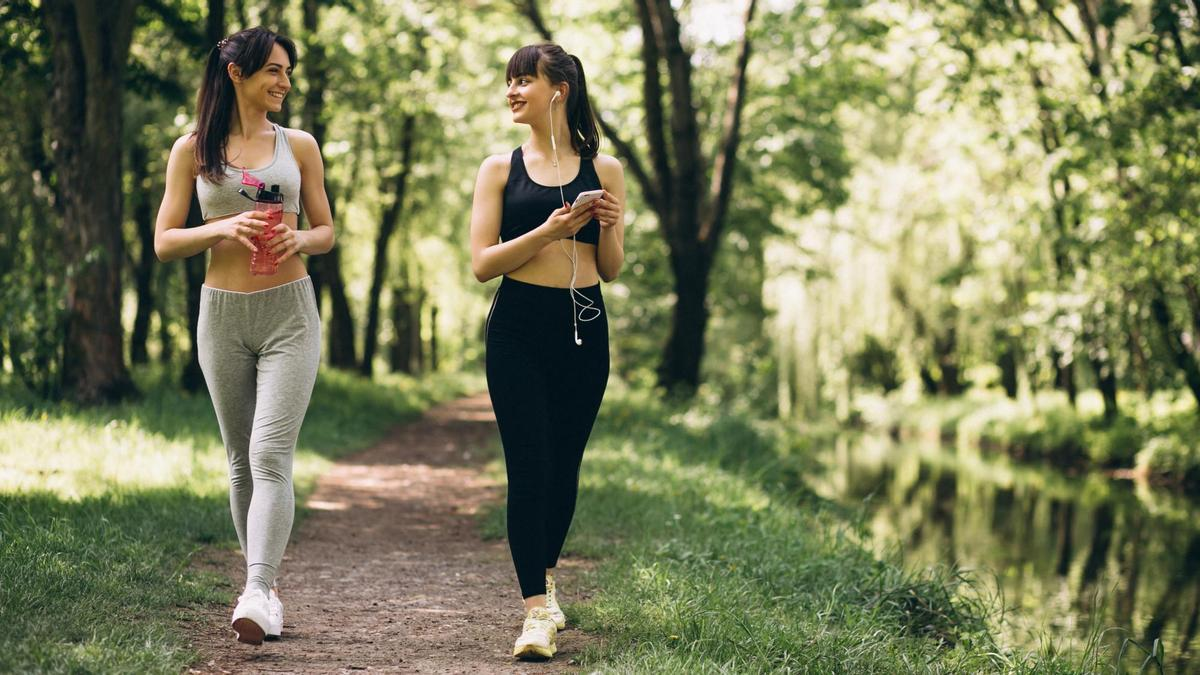 Caminar es una gran forma de ejercitar el cuerpo y mantener la salud general. Caminar es una gran forma de ejercitar el cuerpo y mantener la salud general.