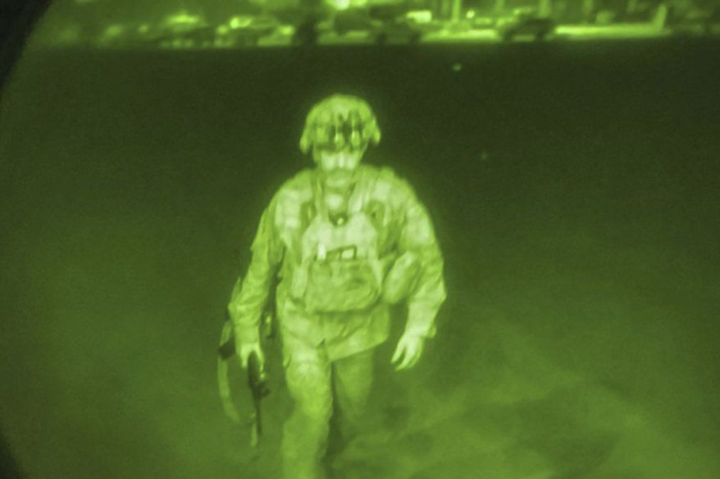 La imagen dio la vuelta al mundo. Es el último soldado norteamericano en Afganistán. 