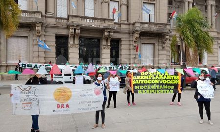 A través del Decreto N° 1177, el gobierno de la provincia dispuso el pago de una ayuda social complementaria para los docentes reemplazantes y asistentes escolares. A través del Decreto N° 1177, el gobierno de la provincia dispuso el pago de una ayuda social complementaria para los docentes reemplazantes y asistentes escolares.