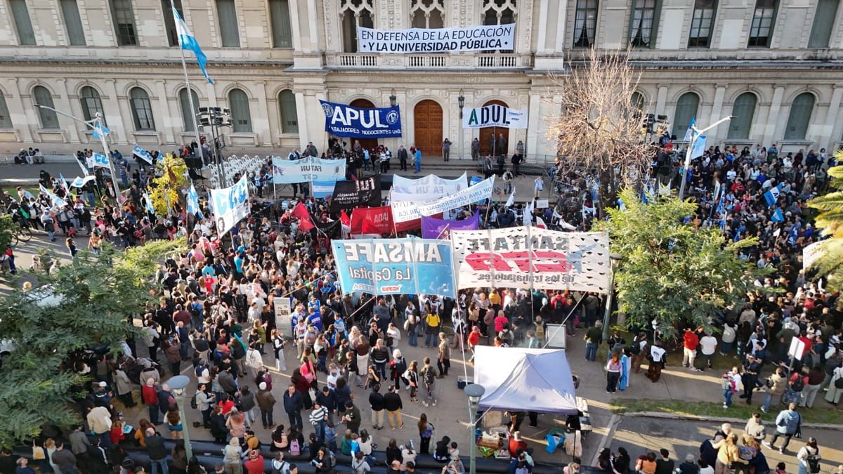 La propuesta forma parte de una negociación más amplia entre el Gobierno y el Frente Universitario, integrado por el Consejo Interuniversitario Nacional (CIN), la Federación Universitaria Argentina (FUA) y las organizaciones gremiales docentes. La propuesta forma parte de una negociación más amplia entre el Gobierno y el Frente Universitario, integrado por el Consejo Interuniversitario Nacional (CIN), la Federación Universitaria Argentina (FUA) y las organizaciones gremiales docentes.