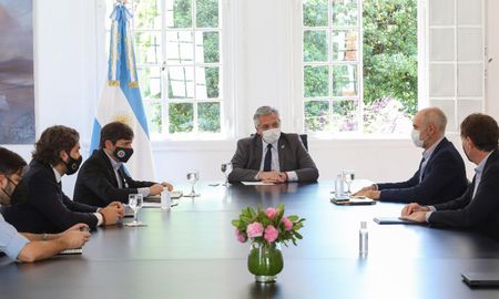 Alberto Fernández reunido con el jefe de Gobierno porteño, Horacio Rodríguez Larreta, y el gobernador bonaerense, Axel Kicillof, este viernes. Alberto Fernández reunido con el jefe de Gobierno porteño, Horacio Rodríguez Larreta, y el gobernador bonaerense, Axel Kicillof, este viernes.