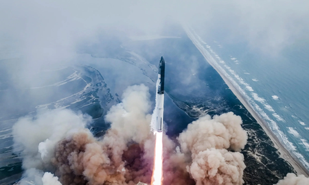 Con la nave Starship impulsada por el cohete Super Heavy, Musk quiere llegar a la Luna y luego a Marte con seres humanos en los próximos años. Con la nave Starship impulsada por el cohete Super Heavy, Musk quiere llegar a la Luna y luego a Marte con seres humanos en los próximos años.