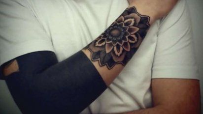 Advierten sobre la peligrosa tendencia de los tatuajes blackout