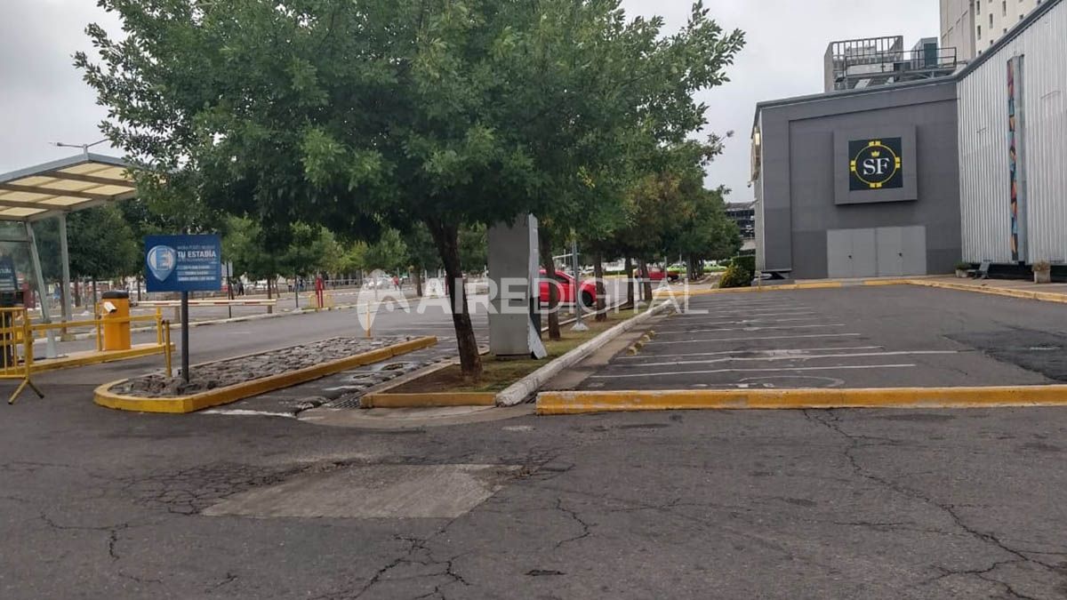 Este domingo, el Casino de Santa Fe cerró sus puertas y permanece vallado.
