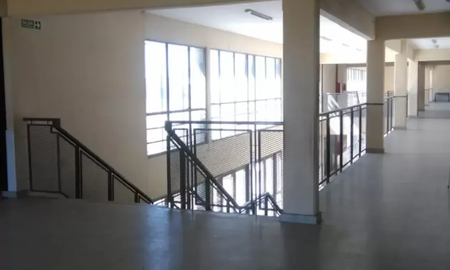 La directora de la Escuela Primaria N°63 sufrió un traumatismo de cráneo mientras intentaba frenar una pelea entre alumnos. La directora de la Escuela Primaria N°63 sufrió un traumatismo de cráneo mientras intentaba frenar una pelea entre alumnos.