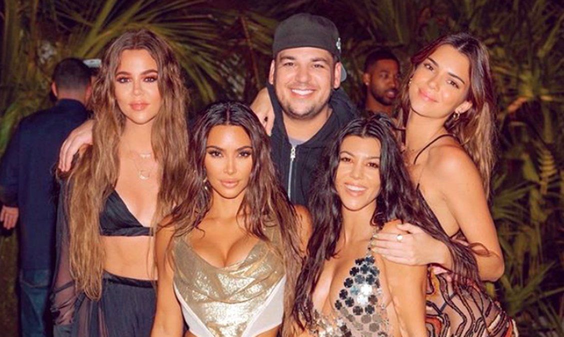 Kim junto a sus invitados. 