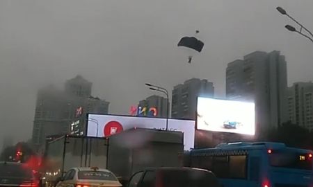 Video viral: paracaidistas saltaron desde un rascacielos y aterrizaron en una concurrida avenida. Video viral: paracaidistas saltaron desde un rascacielos y aterrizaron en una concurrida avenida.