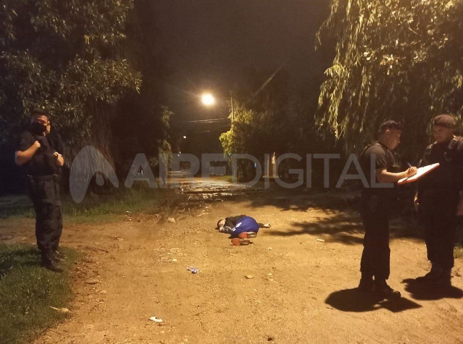 Los vecinos escucharon detonaciones la madrugada de este domingo y encontraron el cuerpo tirado de Rodríguez.