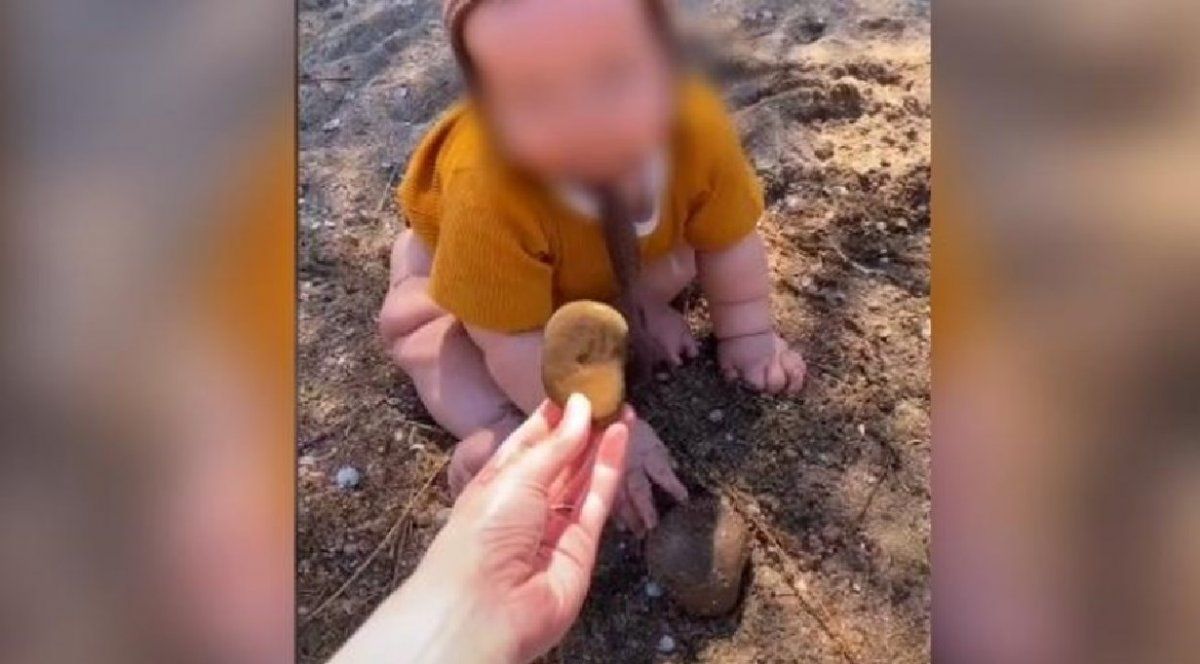 Polémica en la redes por la mamá que fomenta que su bebé coma arena y piedras