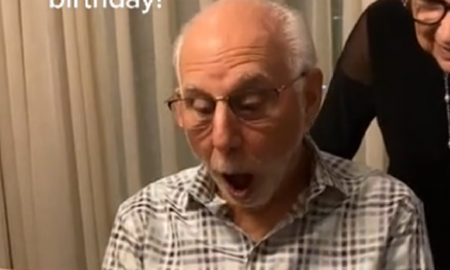 Video viral: un abuelo de 80 recibió entradas para ver a Dua Lipa por su cumpleaños y su reacción se volvió furor. Video viral: un abuelo de 80 recibió entradas para ver a Dua Lipa por su cumpleaños y su reacción se volvió furor.