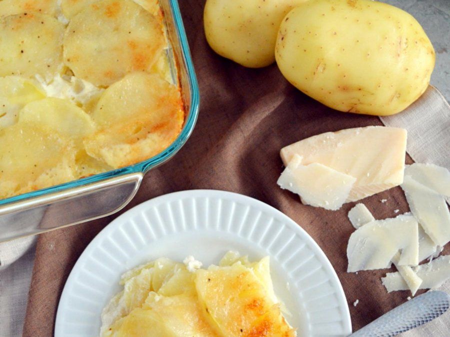 Papas a la crema gratinadas con queso.