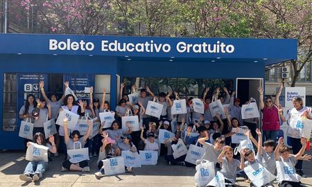 Por tercer año consecutivo el gobierno provincial lleva adelante esta política pública, que superó los 300 mil beneficiarios durante el 2022 y alcanzó más de 6 mil establecimientos educativos, destacó el director del programa, Juan Rober Benegui. Por tercer año consecutivo el gobierno provincial lleva adelante esta política pública, que superó los 300 mil beneficiarios durante el 2022 y alcanzó más de 6 mil establecimientos educativos, destacó el director del programa, Juan Rober Benegui.