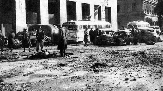 La Aviación Naval y la Fuerza Aérea perpetraron un hecho sin precedentes: arrojaron 14 toneladas de bombas sobre una Plaza de Mayo repleta y lanzaron ráfagas de metralla, dejando el saldo de 350 compatriotas muertos y más de 2.000 heridos.