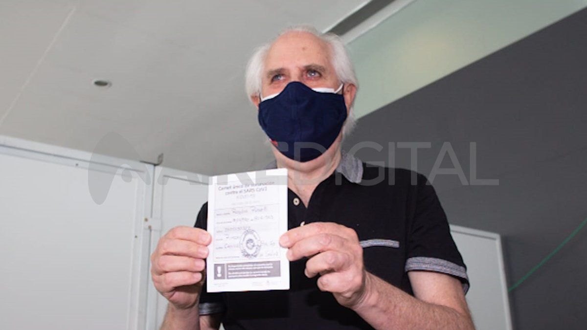 Por su parte, Francisco Villano, director del hospital Iturraspe también fue vacunado, tras haber padecido el virus. “Es un momento muy esperado. Como es un virus que no se conoce cómo afecta nuestro organismo, a pesar de haber tenido el virus no se sabe el nivel de anticuerpos se generan.