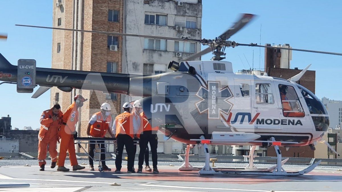 El momento en que aterriza el helicóptero sanitario que trasladó a Reutemann de Santa Fe a Rosario.