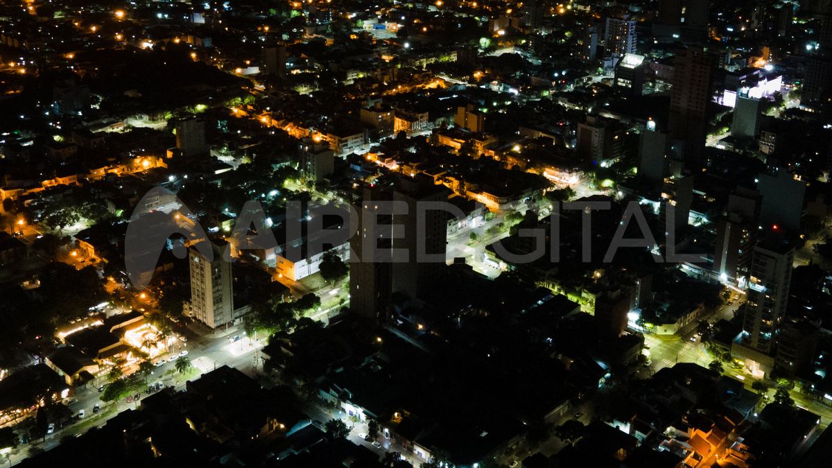 La mayor parte de las 19 cuadras de Avenida Freyre se encuentran casi a oscuras. La mayor parte de las 19 cuadras de Avenida Freyre se encuentran casi a oscuras.