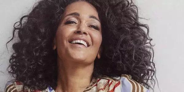 CAROLINE HENDERSON como JARL HAAKON.