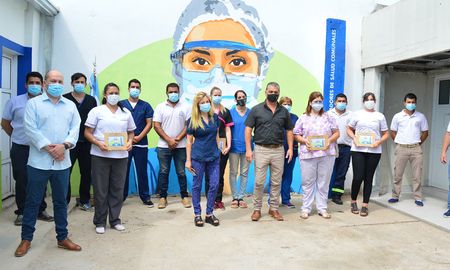 El presidente comunal de Sauce Viejo, Pedro Uliambre, rindió homenaje a los trabajadores de la salud. El presidente comunal de Sauce Viejo, Pedro Uliambre, rindió homenaje a los trabajadores de la salud.