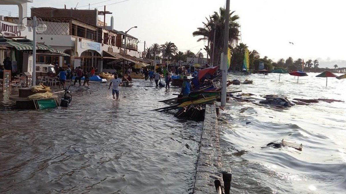 Las olas inundaron las costas peruanas.