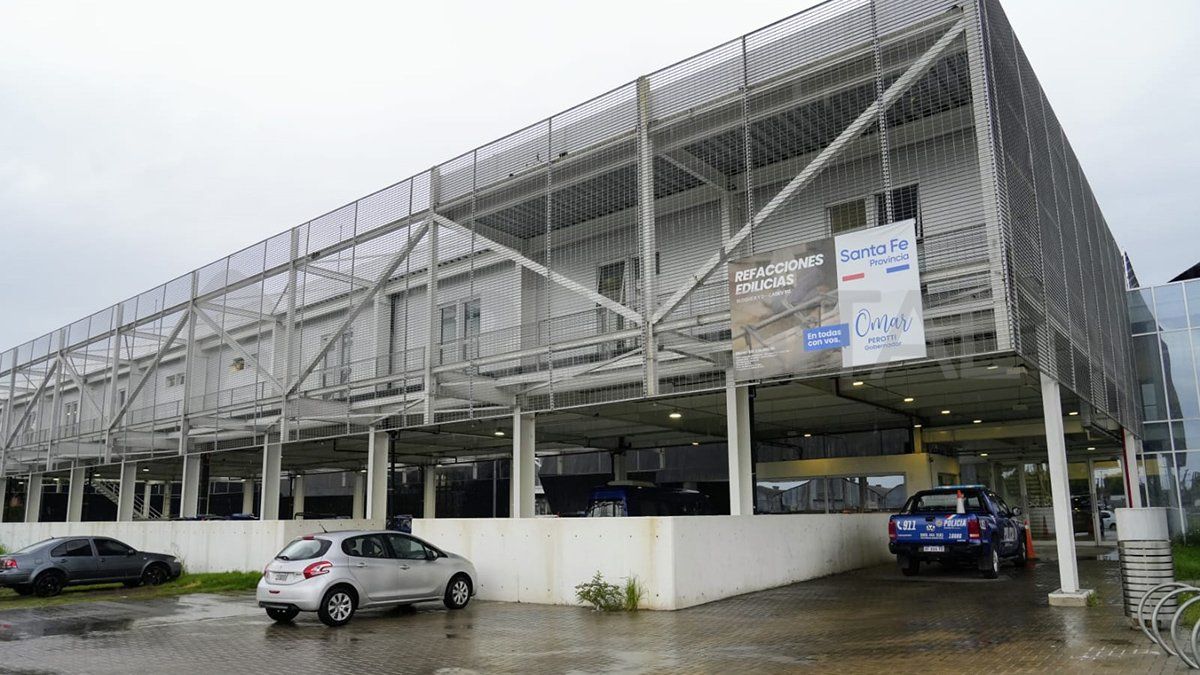 Al menos tres balazos impactaron contra el edificio.