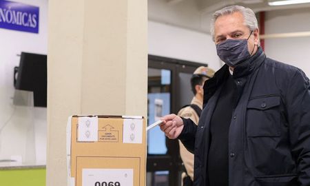 Venimos de emitir nuestro voto. Es un día de democracia y siempre lo celebro. Soy un hombre de estado de derecho y cada vez que Argentina vota es un día valioso e importante, señaló el mandatario. Venimos de emitir nuestro voto. Es un día de democracia y siempre lo celebro. Soy un hombre de estado de derecho y cada vez que Argentina vota es un día valioso e importante, señaló el mandatario.