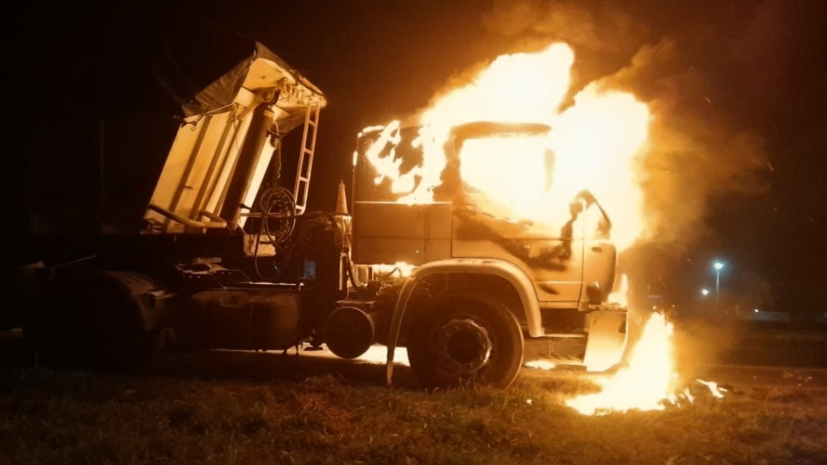 El camión se incendió sobre la autopista Rosario-Buenos Aires, a la altura de Fighiera, luego de sufrir un desperfecto mecánico.