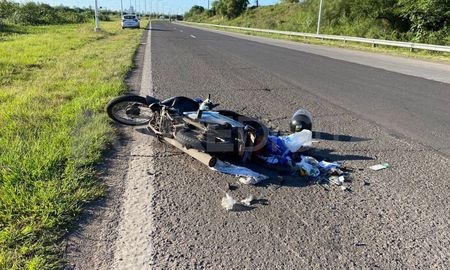 Un motociclista impactó contra un camión en Circunvalación Oeste. Fue trasladado consciente al Cullen. Un motociclista impactó contra un camión en Circunvalación Oeste. Fue trasladado consciente al Cullen.