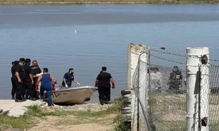 El momento en que la policía y peritos hallaron el cuerpo de la víctima y lo enviaron a la morgue judicial. El momento en que la policía y peritos hallaron el cuerpo de la víctima y lo enviaron a la morgue judicial.
