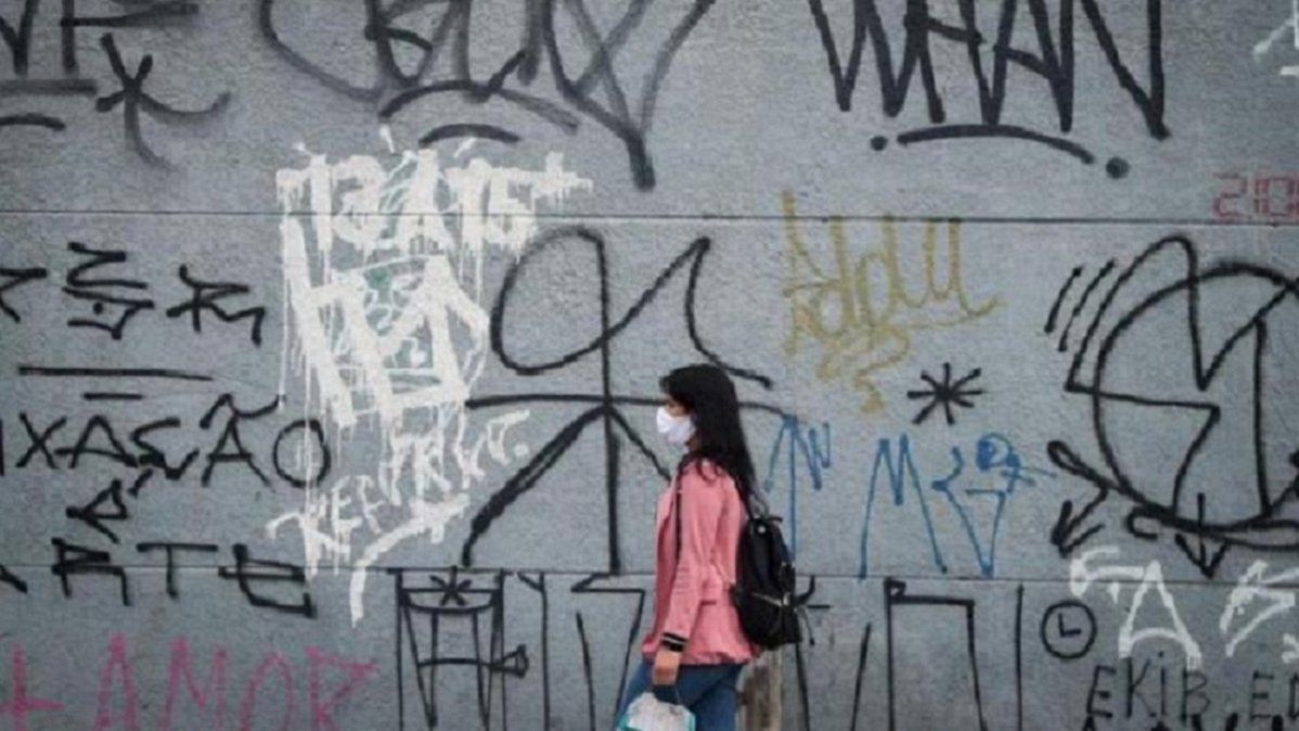 Una mujer con mascarilla por el coronavirus