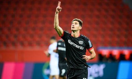 Lucas Alario marcó un doblete para la victoria de su equipo, el Bayer Leverkusen, en la Bundesliga. Lucas Alario marcó un doblete para la victoria de su equipo, el Bayer Leverkusen, en la Bundesliga.