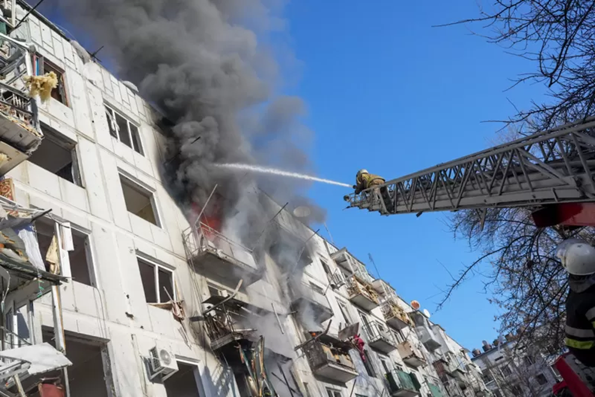 Bomberos ucranianos intentan extinguir el fuego de un complejo de apartamentos en Chugúyev, en el óblast de Járkov, que fue alcanzado por un ataque aéreo.- ANADOLU AGENCY VIA GETTY IMAGES