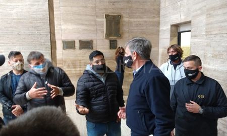 Un grupo de comerciantes se acercó a la Municipalidad para reclamar por el cierre de locales de la peatonal. Un grupo de comerciantes se acercó a la Municipalidad para reclamar por el cierre de locales de la peatonal.