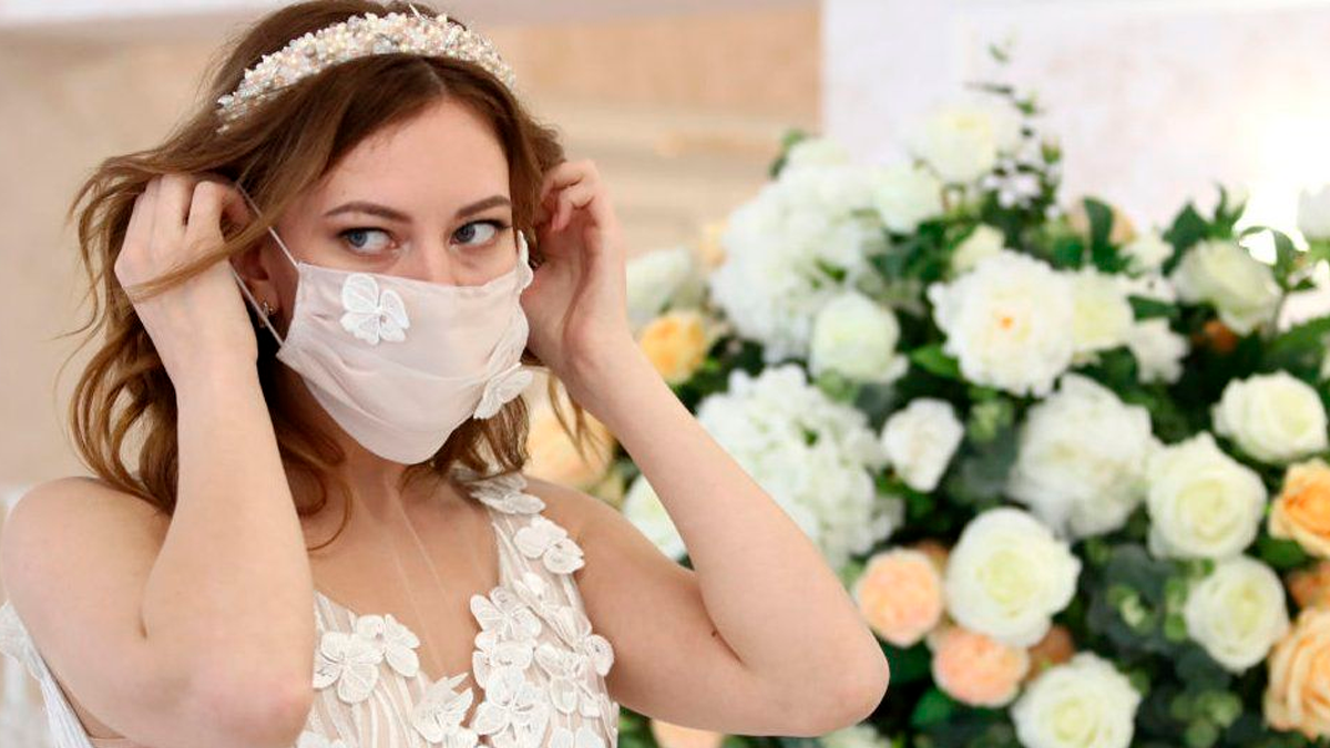 Crean un vestido de novia con 1.500 barbijos reciclados