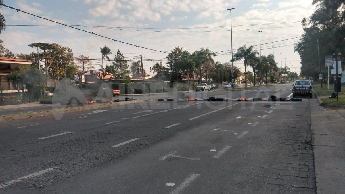 Manifestación de vecinos con quema de cubiertas en avenida Almirante Brown 7000.