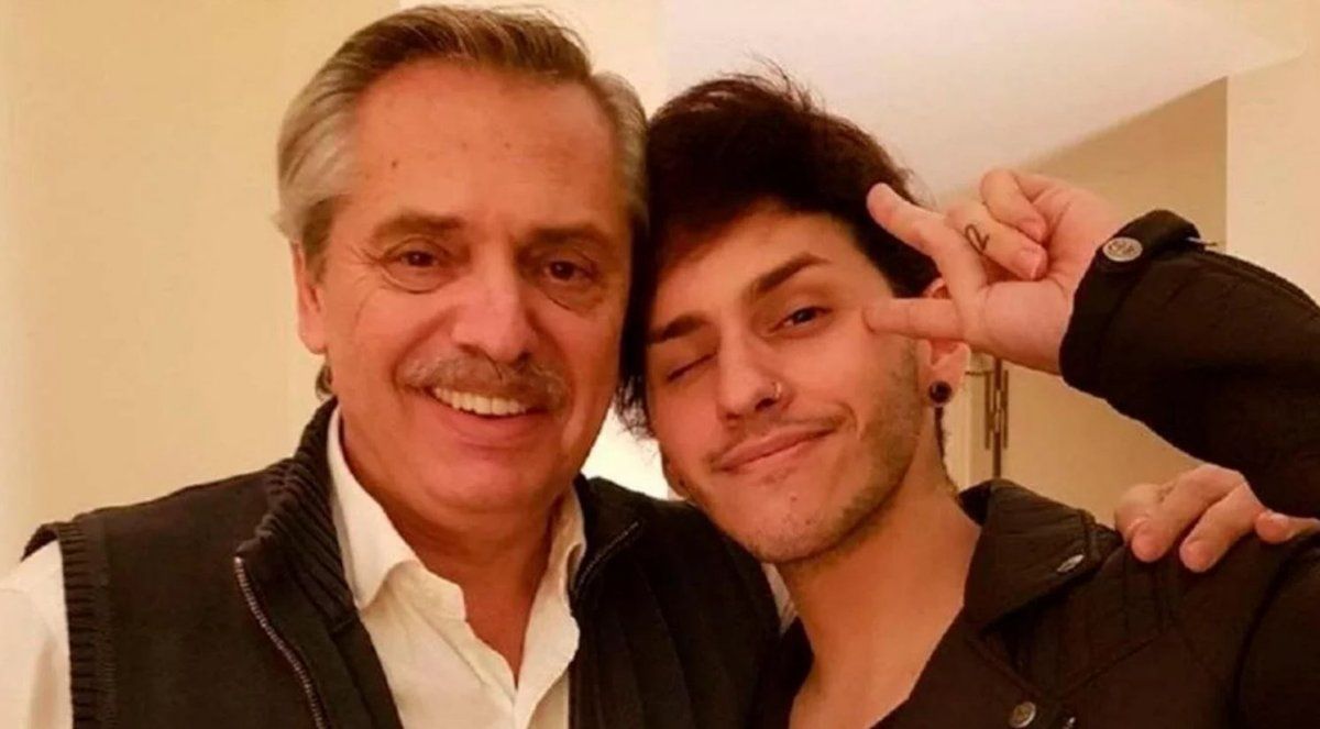 Alberto Fern&aacute;ndez junto a su hijo