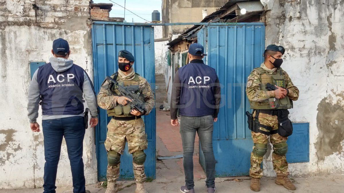 Uno de los allanamientos se realiza en Alberti y avenida Peñaloza