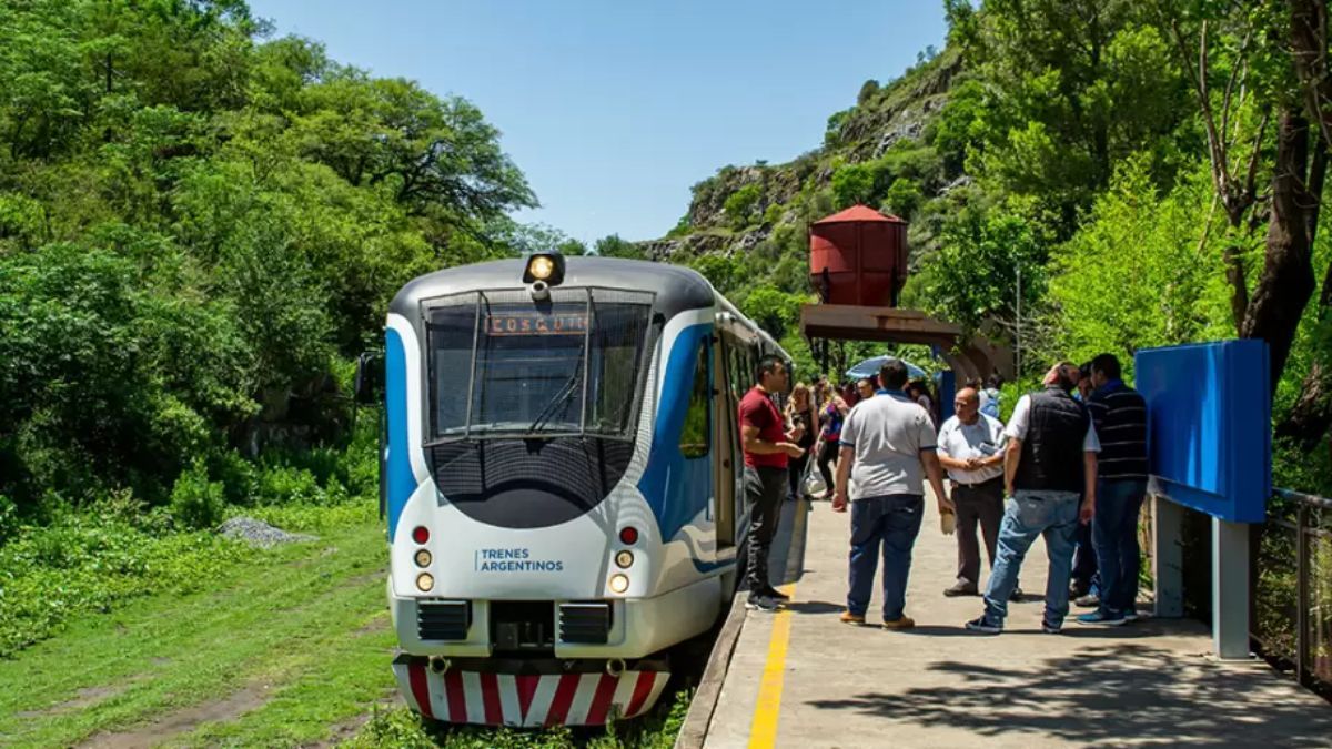 Durante el trayecto, el tren pasa por pueblos como Cosquín y Capilla del Monte, ideales para explorar. Durante el trayecto, el tren pasa por pueblos como Cosquín y Capilla del Monte, ideales para explorar.