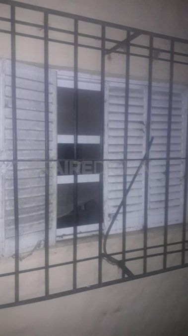 El ladrón rompió la ventana con una barreta de hierro y entró a robar.