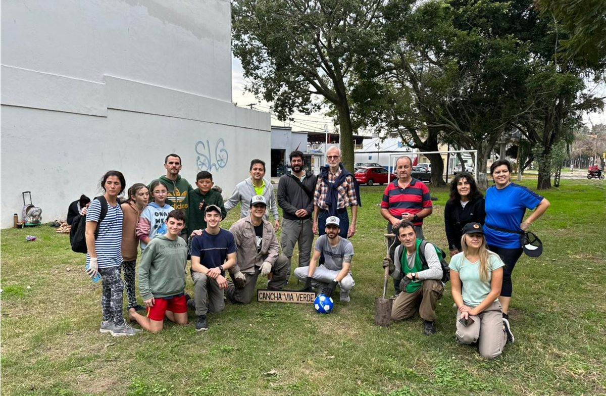 El concejal Lucas Simoniello junto a los integrantes de la asociación 