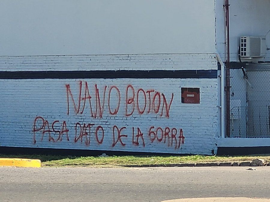 Una pintada contra el jefe de la barra de Colón, en un paredón frente al Estadio Brigadier López.