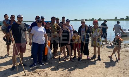 Vecinos y pescadores deportivos se reunieron este domingo en la costa de Monte Vera para limpiar basura en las islas. Vecinos y pescadores deportivos se reunieron este domingo en la costa de Monte Vera para limpiar basura en las islas.